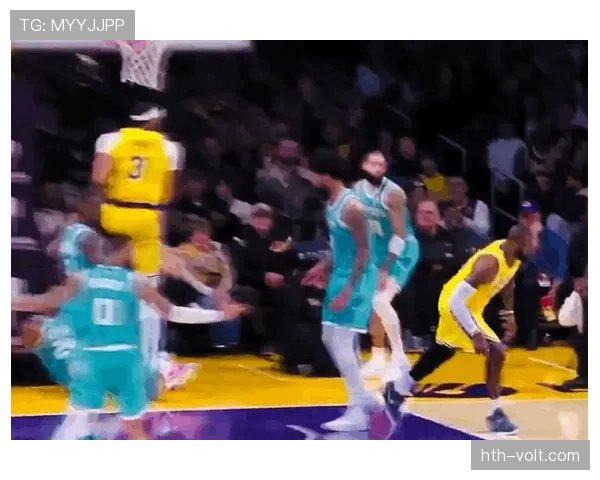 篮球规则中带球撞人如何界定防守合法位置与进攻犯规判罚